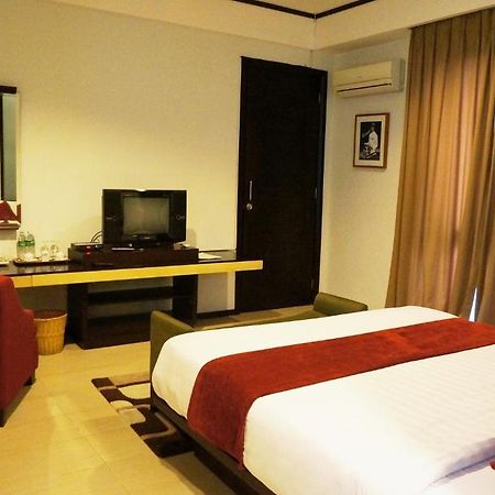 Rumah Nenek Hotel And Restaurant Padang  Bagian luar foto