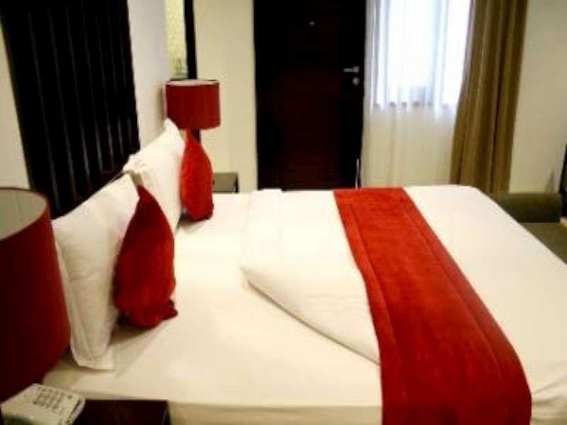 Rumah Nenek Hotel And Restaurant Padang  Bagian luar foto