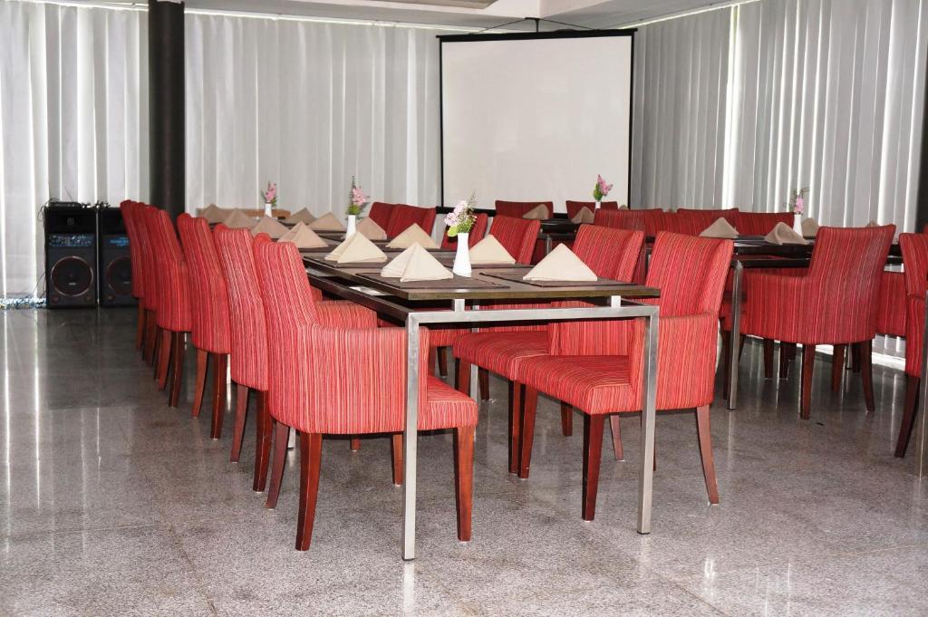 Rumah Nenek Hotel And Restaurant Padang  Bagian luar foto